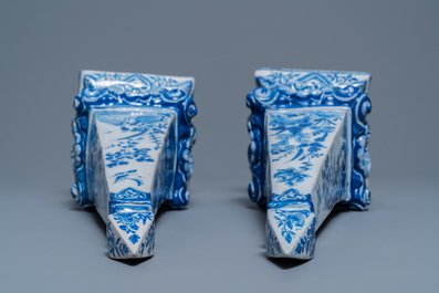 Une pair de grands ob&eacute;lisques en fa&iuml;ence de Delft en bleu et blanc, 18&egrave;me